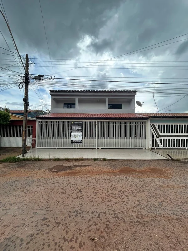 SOBRADO À VENDA NA QNN 18 – CONJUNTO G Descubra o conforto e a amplitude deste *...