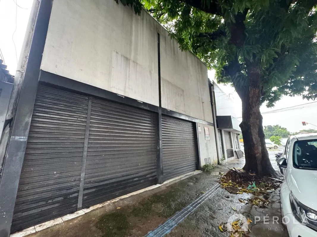 Galpão com 80m² de área privativa e 160m² de área total. Possui um banheiro e Me...