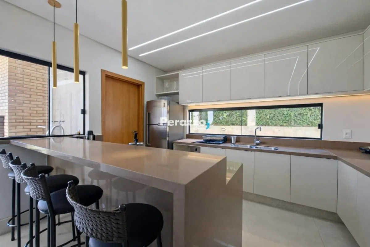 Sofisticação e modernidade em uma residência projetada para oferecer bem-estar e...
