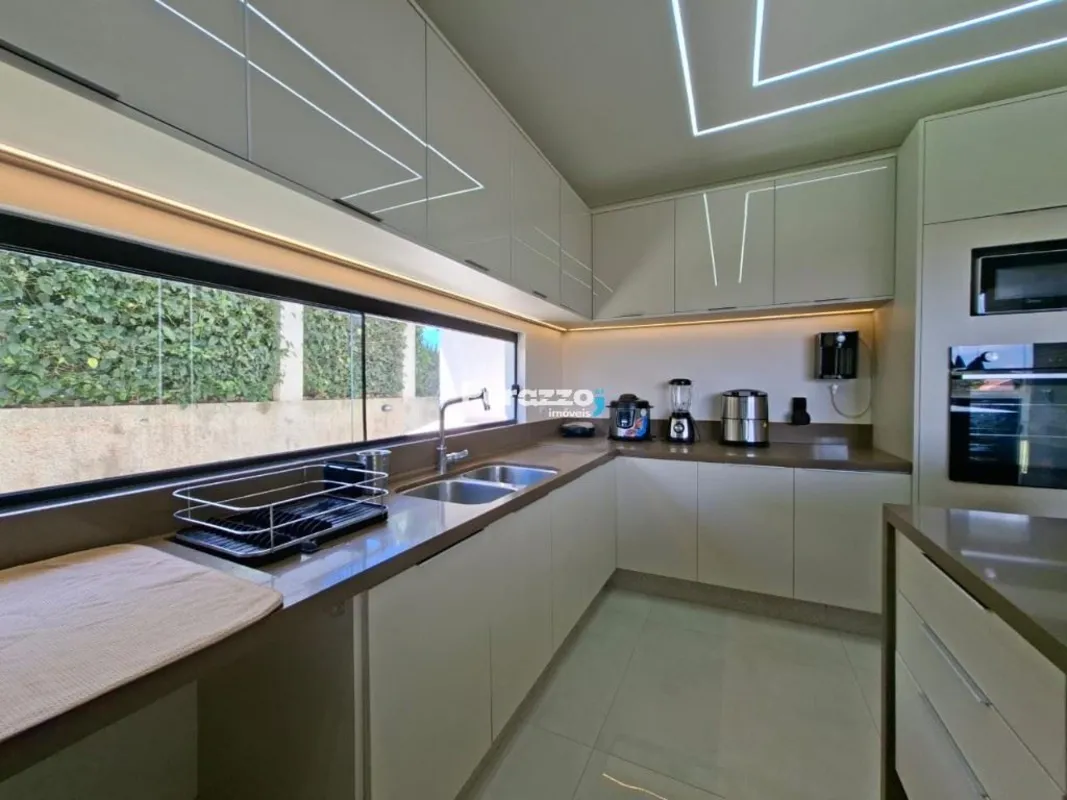 Sofisticação e modernidade em uma residência projetada para oferecer bem-estar e...