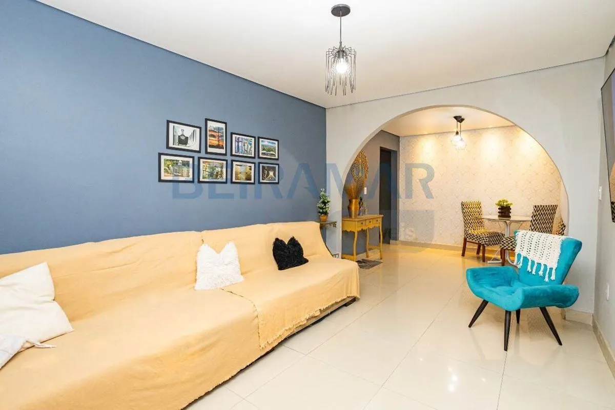 Casa de 4 quartos e com 2 vagas de garagem na QE 03, Guará IApresentamos uma exc...