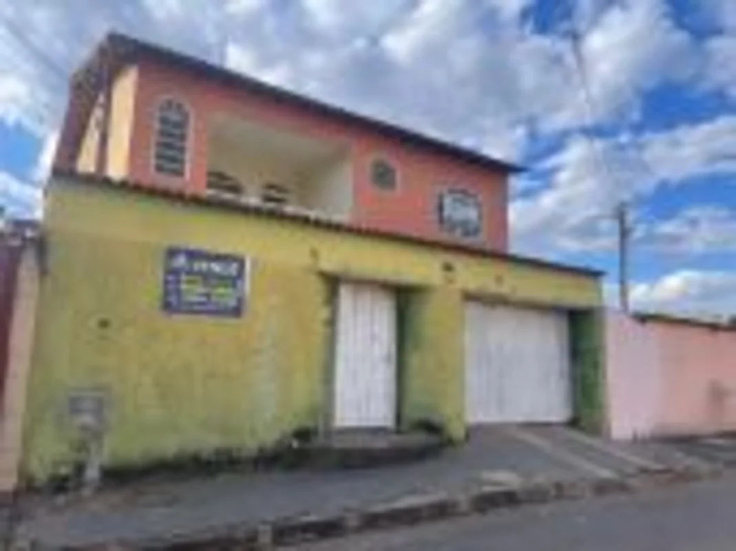 Descubra a residência perfeita no coração de Santa Maria, no DF: um sobrado de 3...