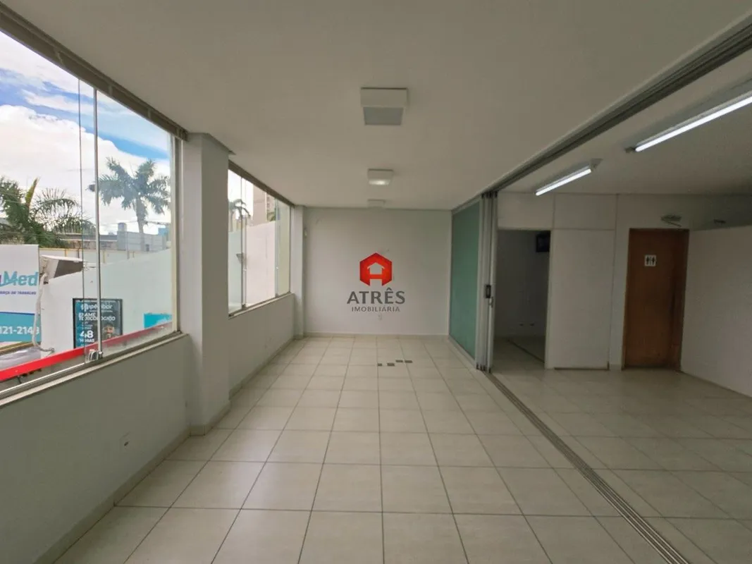Sala comercial com aproximadamente 159,60m², é composto por recepção com dois am...