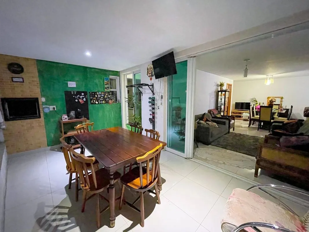 4/4 sendo 2 suítes + banheiro social e lavabo. Varanda Gourmet Churrasqueira a c...