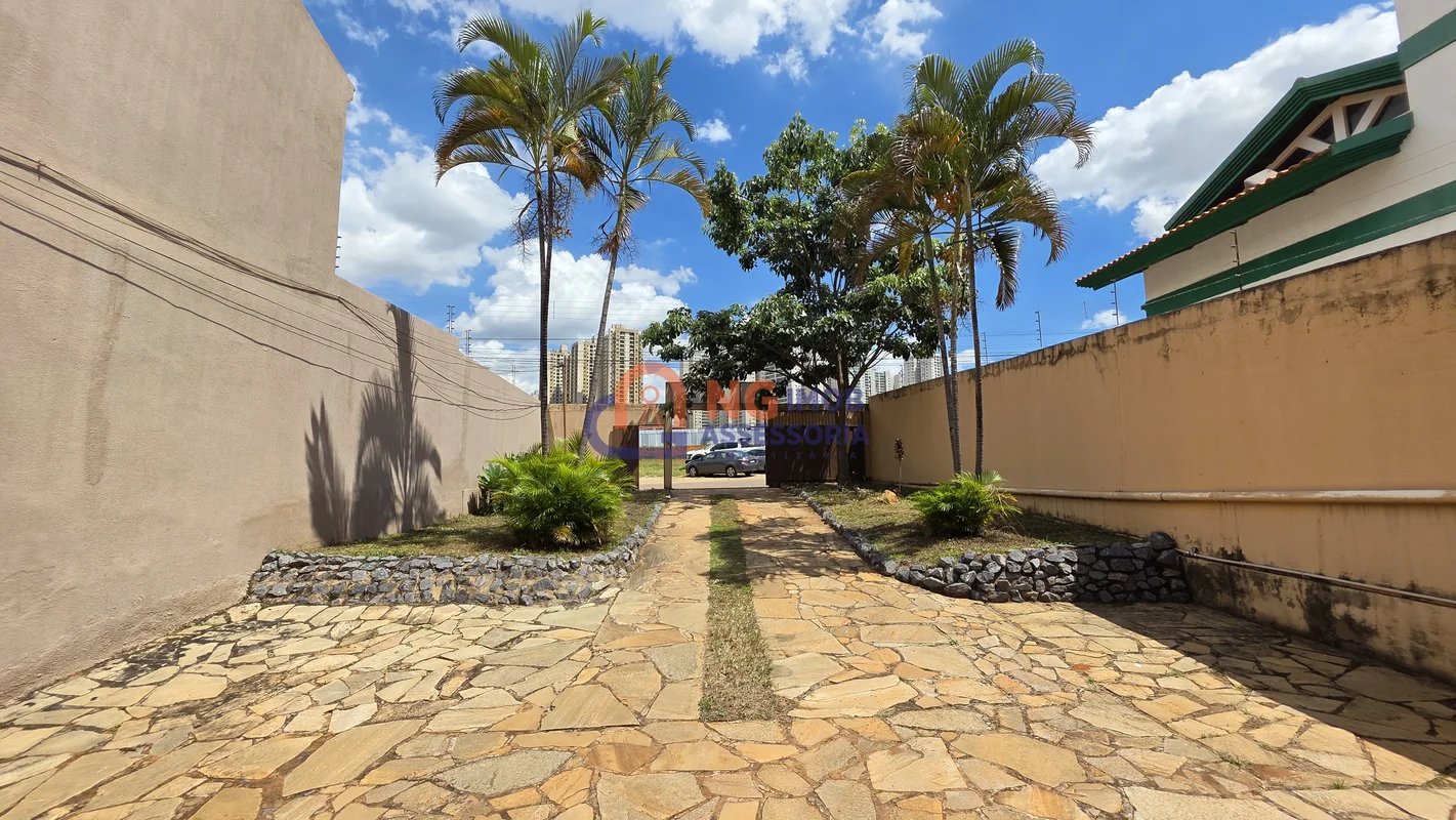Localização:Saída rápida para a EPTG.Imóvel:Sobrado tendo 7 quartos, sendo 4 suí...