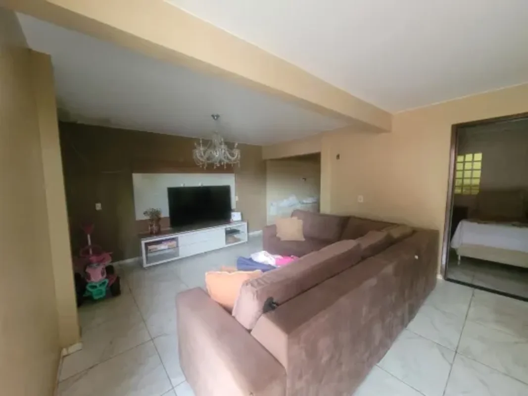 Conheça este sobrado localizado na Quadra 10, em Mont Serrat Paiva, Novo Gama, G...