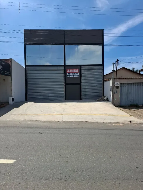 Galpão comercial com 545 m² de área, contando com mezanino, duas portas de aço e...