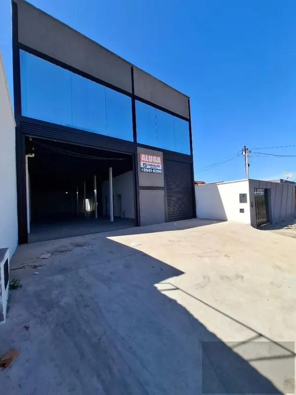 Galpão comercial com 295 m² de área, duas portas de aço e estacionamento frontal...