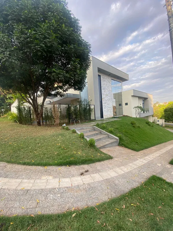 Lote de esquina com 498mts área construída 316mts,5 suítes sendo 4 na parte supe...
