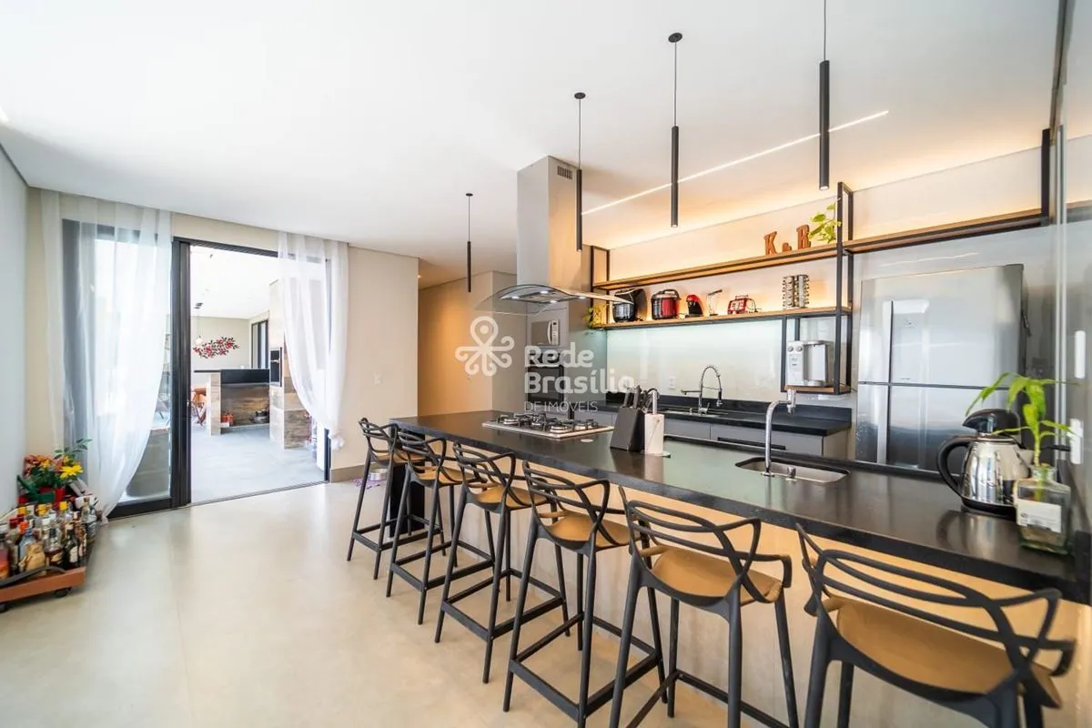 Terreno de 744m² e área construída de 430m².Casa totalmente térrea, com 3 suítes...