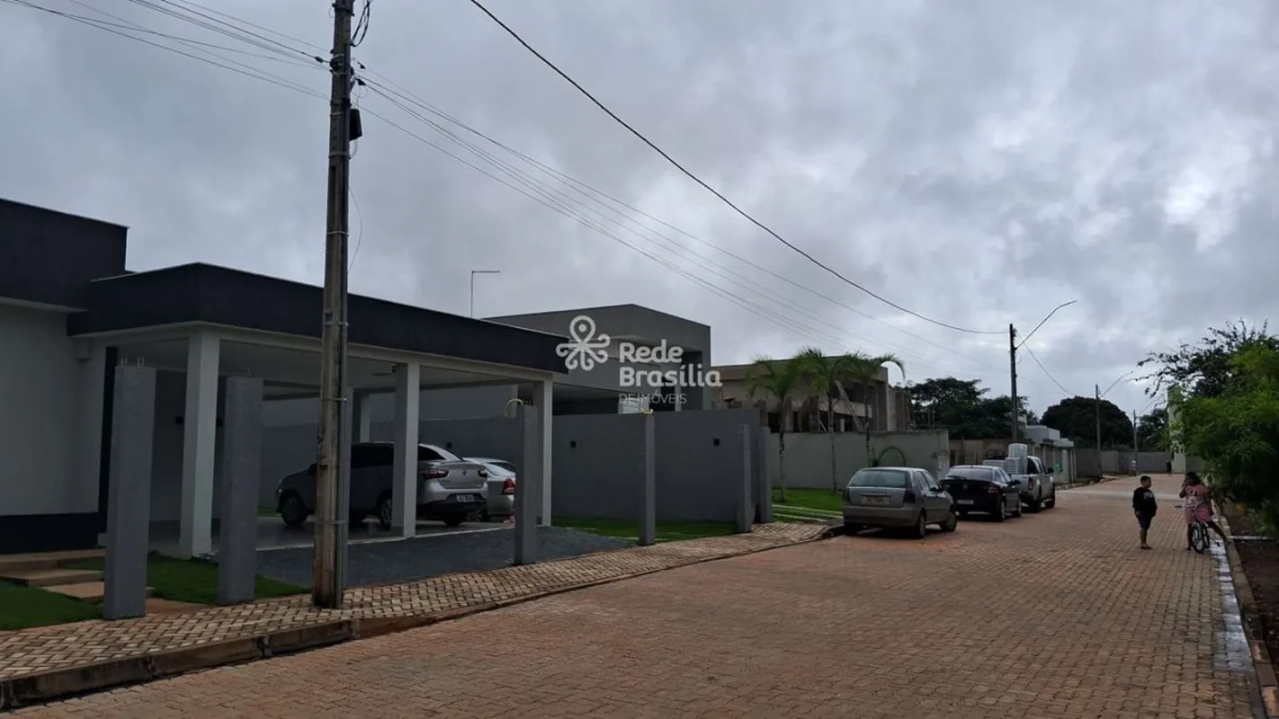 EXCELENTE OPORTUNIDADE DE MORAR NA MELHOR LOCALIZAÇÃO DA PONTE ALTA NORTE.- Terr...