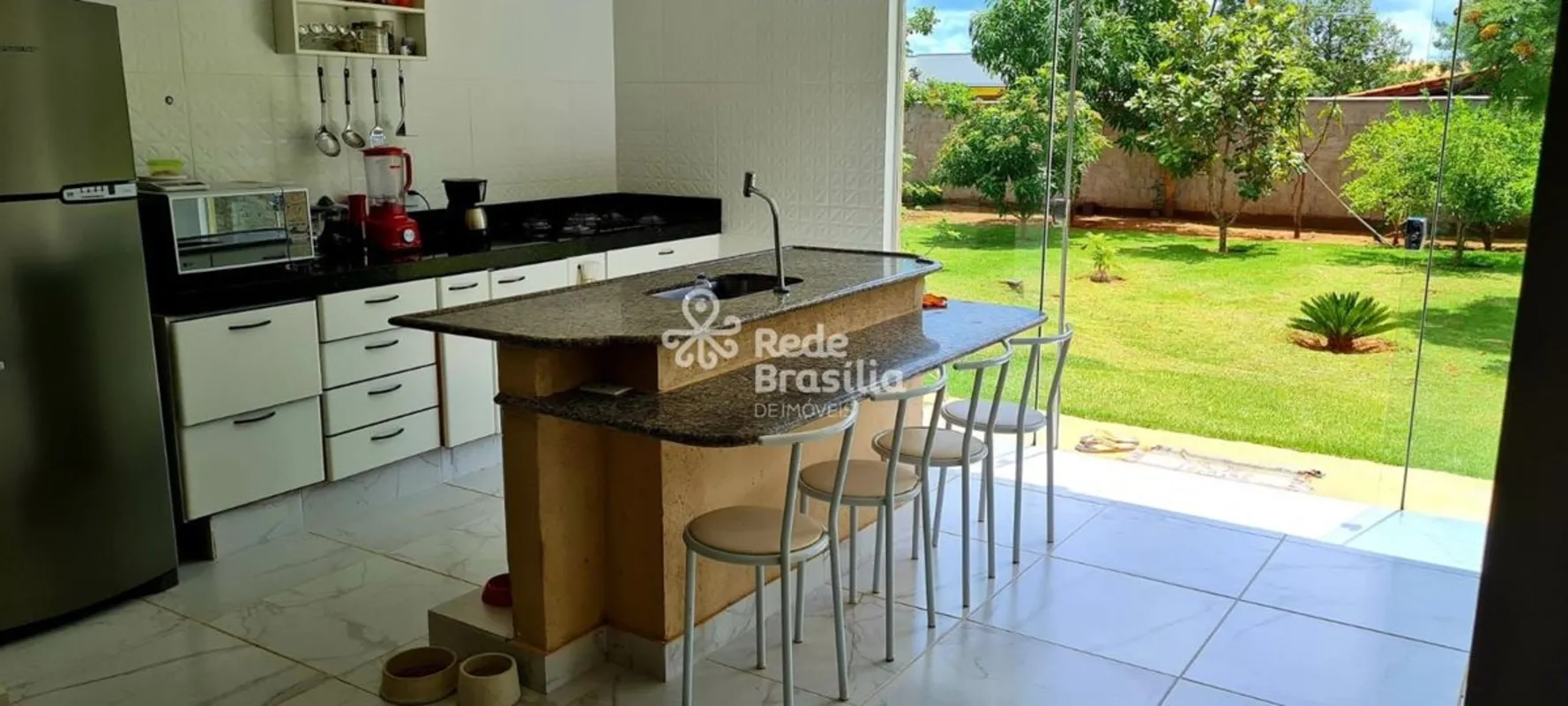 Casa com excelente estrutura no condomínio Privê!3 quartos sendo 2 suítes.Piso e...