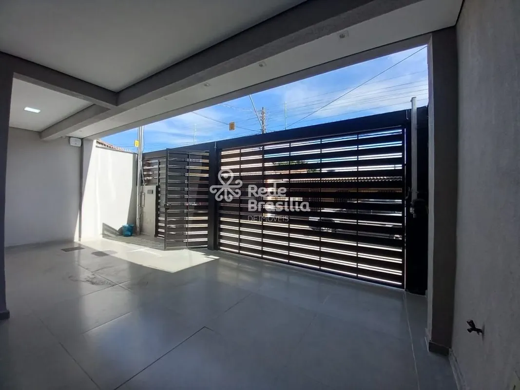 A RBM Imobiliária vende casa sobrado com acabamento alto padrão na Candangolândi...