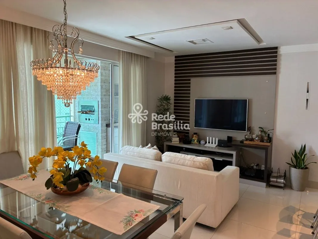 Apresentamos este apartamento de 93 m², totalmente reformado, com projeto de arq...