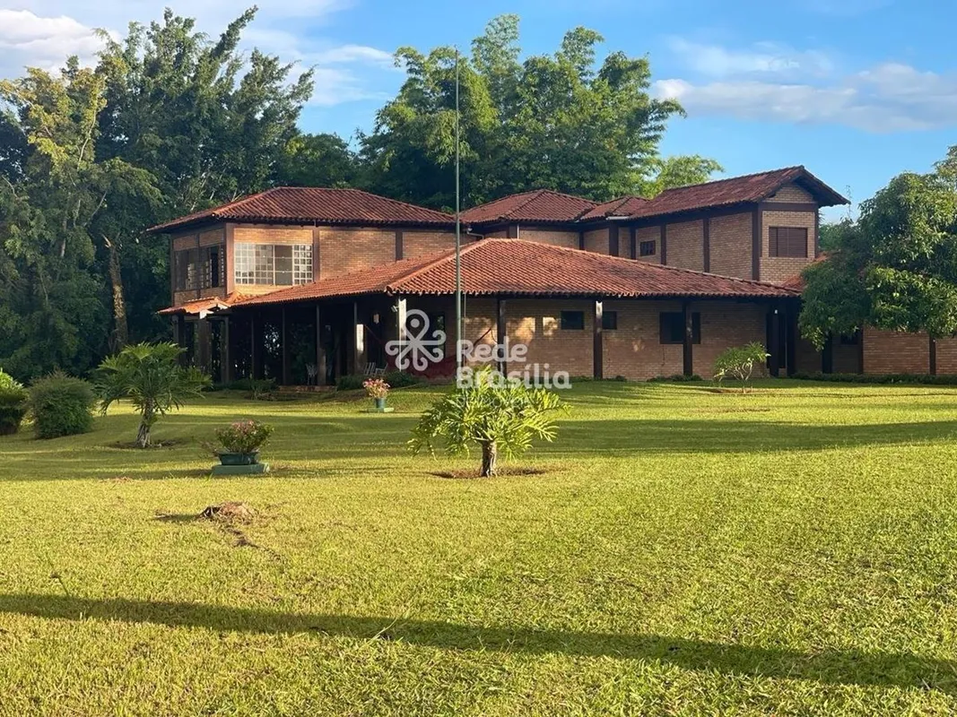 Casas em Terreno de 2.000m² + 1.500m² de Área VerdeSão duas casas conjugadas em ...
