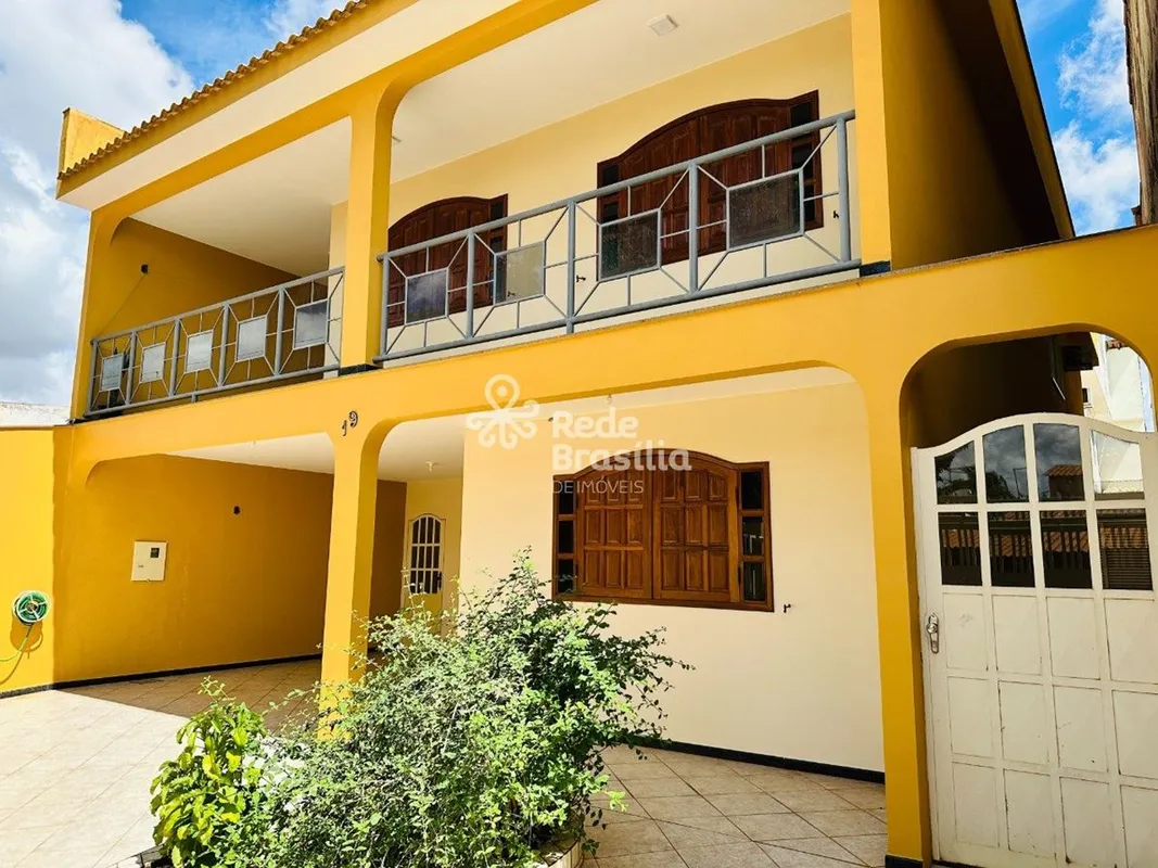 Vende casa com lote de 200 metros quadrados, com 348 metros de área construída e...