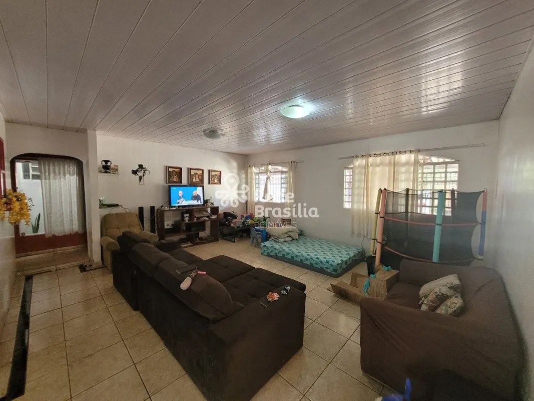 CASA VAZADA NO GUARÁ.3 QUARTOS AMPLOS2 BANEIROS SENDO UMA SUÍTESALA DE ESTAR E C...