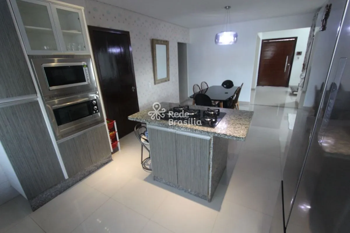 Casa da Frente.Casa de Condomínio com:- 2 Quartos com Suítes (Sendo 1 Master com...