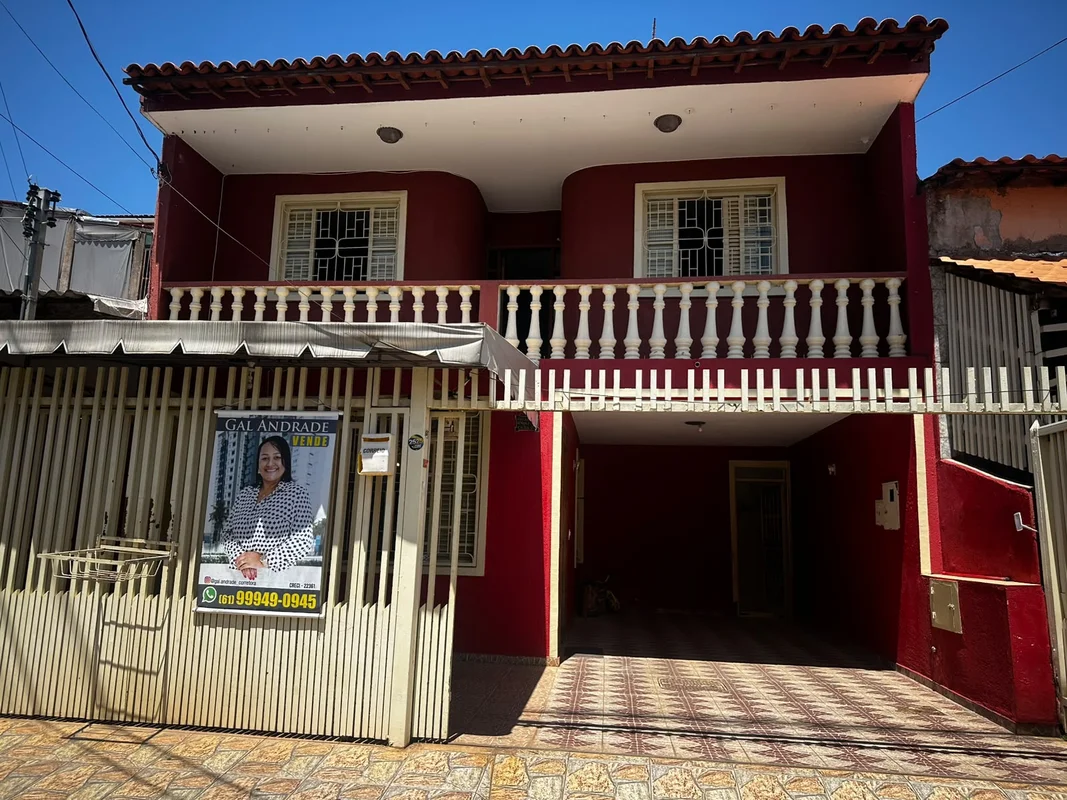 Excelente oportunidade na QR 4, Conjunto B, Candangolândia!Sobrado com duas unid...