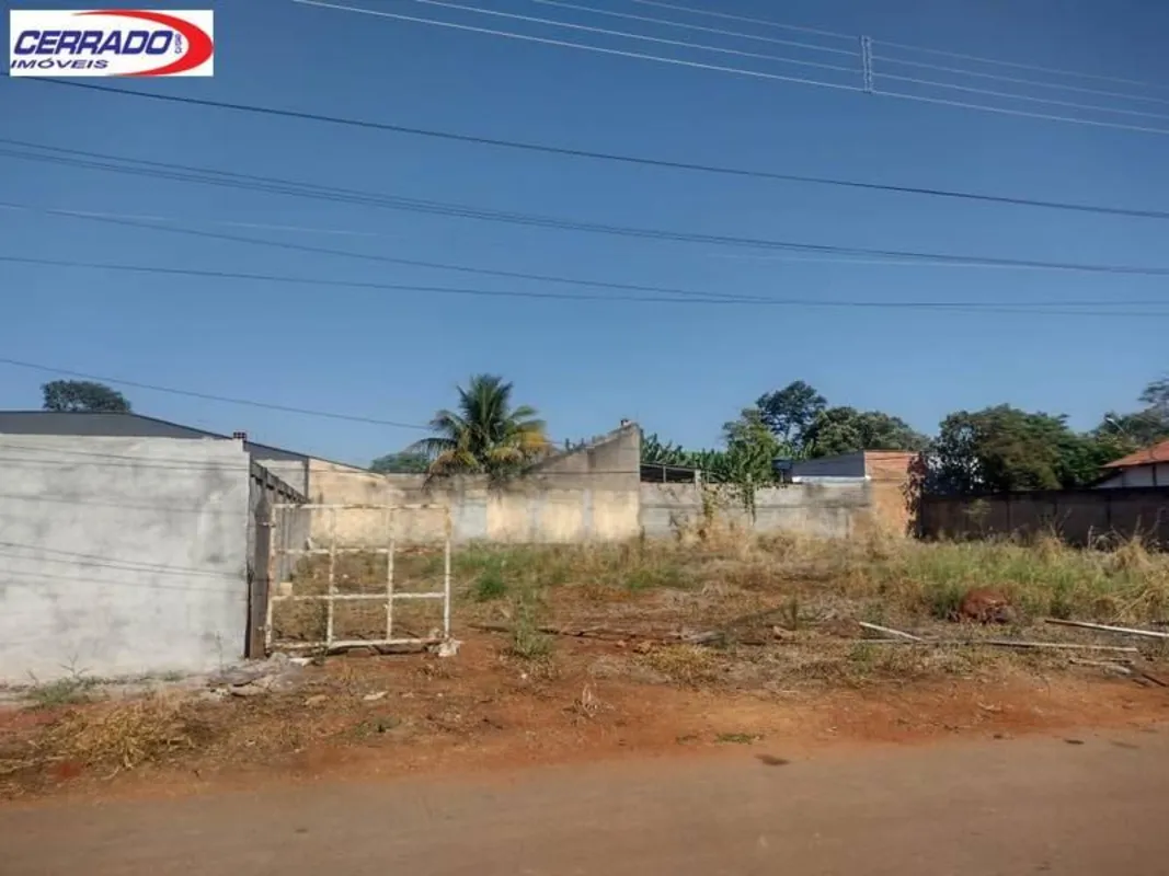 Lote plano com 413 m², ótima localização. Maiores informações: 9 9 6 2 0 - 7 0 0...