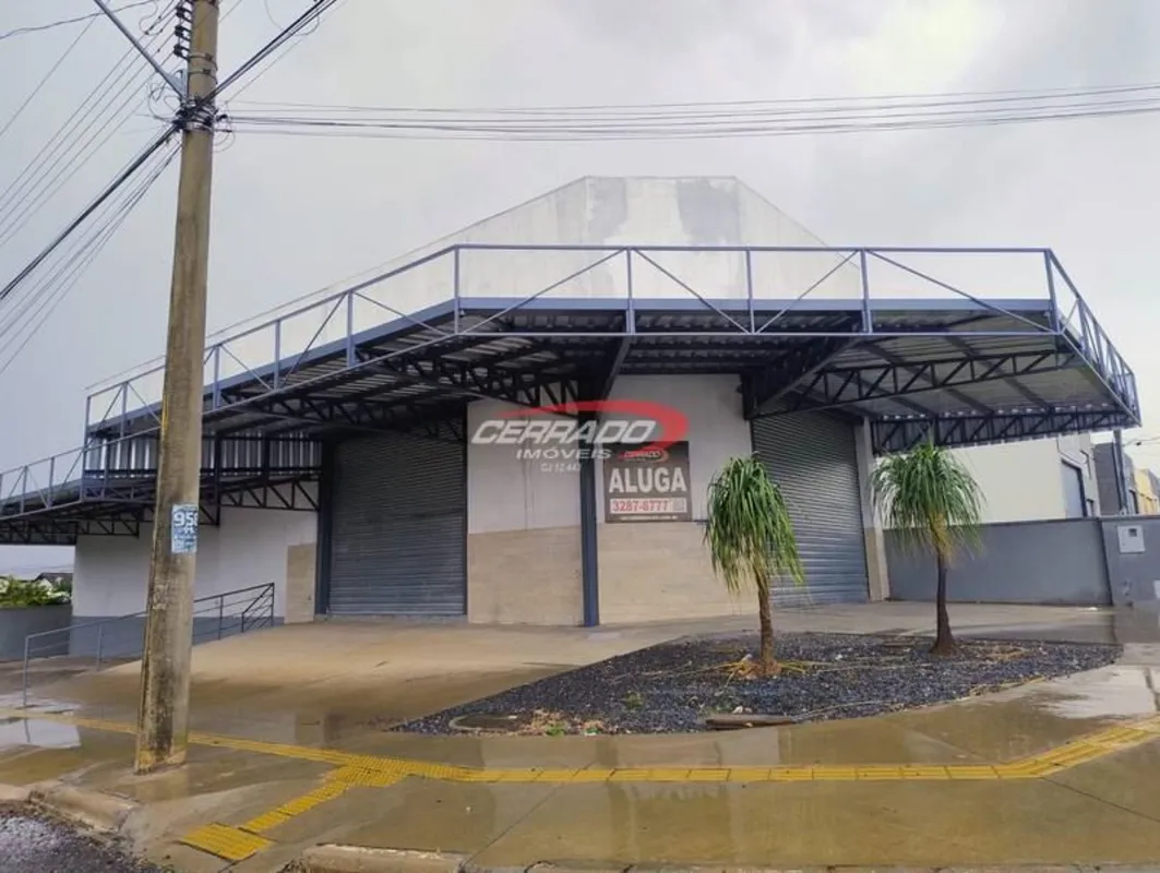 Galpão de esquina com 375 m², térreo com copa e 2 banheiros, pavimento superior ...
