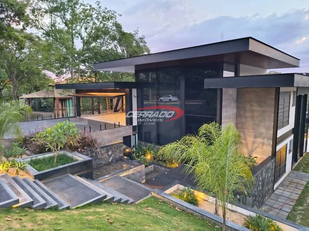 Um sobrado com 5 suites ,648 m2 de área construída ,projeto moderno assinado por...