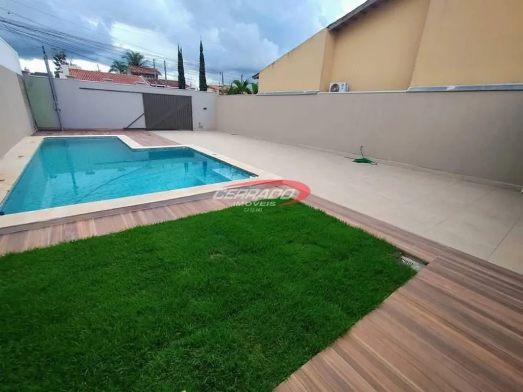 Casa térrea com 3 quartos sendo uma suíte, cozinha americana, piso no porcelanat...
