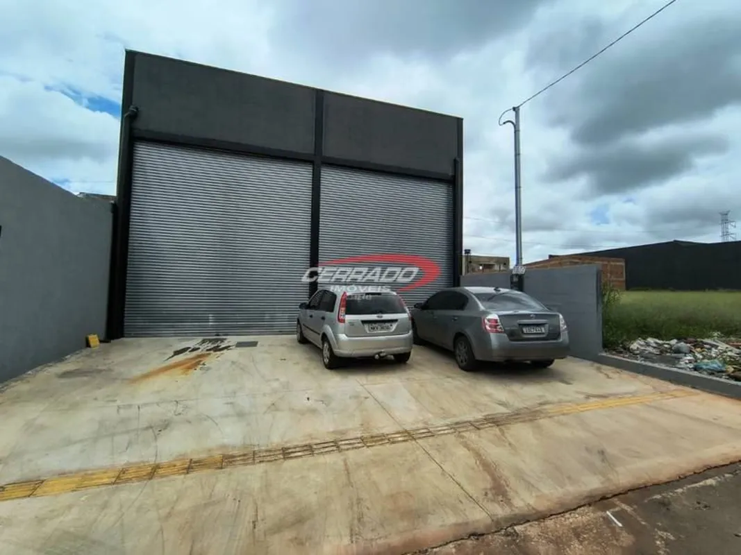 Galpão com 220 m², telhamento térmico , mezanino sem acabamento, mini copa no té...