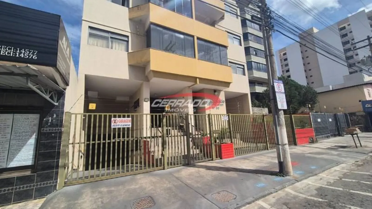 Apartamento com 1 quarto, todo mobiliado, banheiro social, sacada, armários, 1 v...