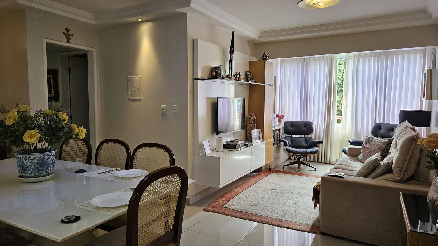 Esse belo apartamento se destaca pela sua excelente localização!- A pouco passos...