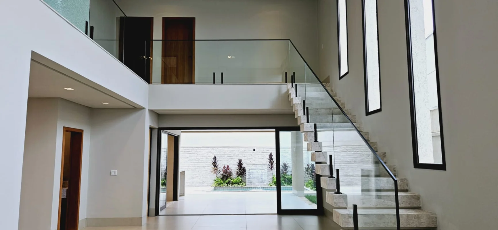 Lindo e Moderno Sobrado recém construído no Jds Bolonha- Terreno com 300 m²- Are...