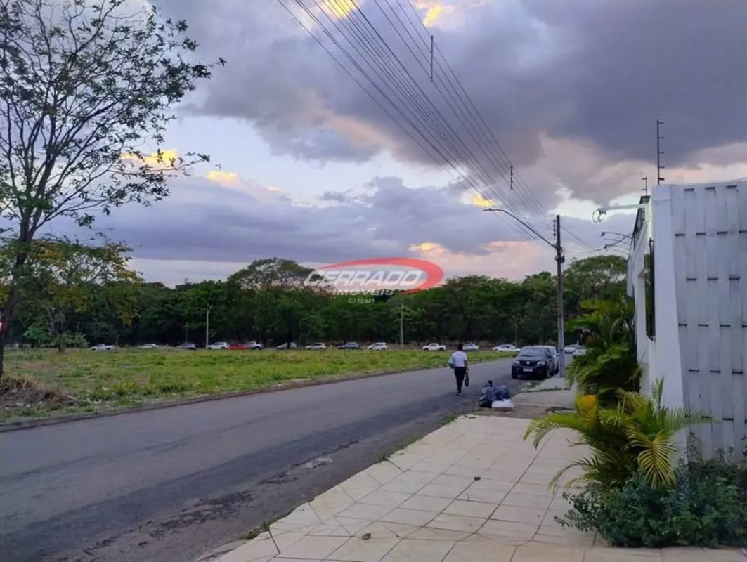 Lote plano com 360 m², murado, ótima localização. Maiores informações: 9 9 6 2 0...