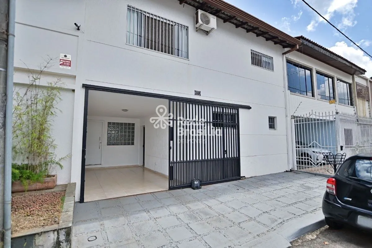 Na valorizada SHCGN 712, esta casa de 400m² combina espaço, sofisticação e confo...