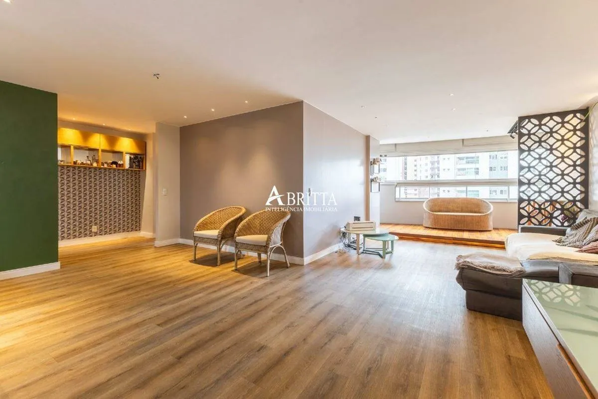 Um apartamento sofisticado, com ótima planta e ambientes amplos, 3 vagas de gara...