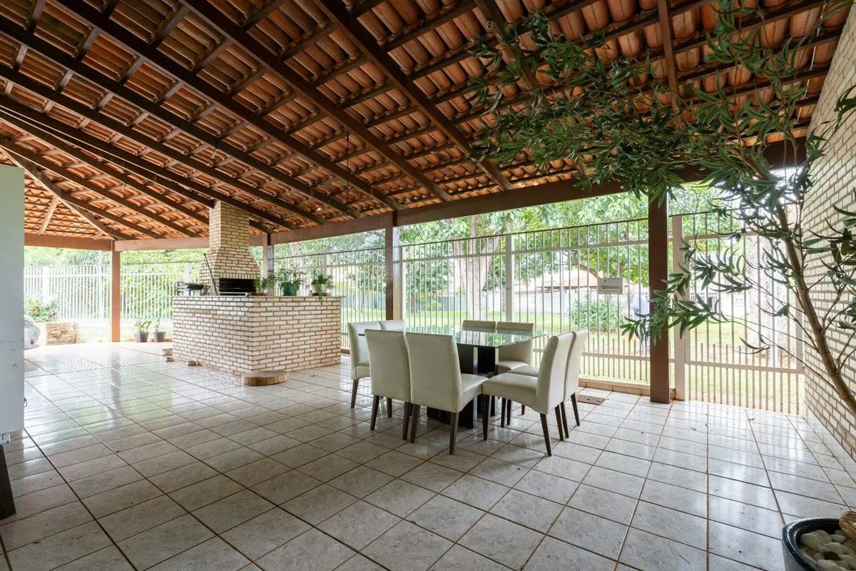 Casa térrea localizada em área nobre de Brasília, com ambientes ventilados e bem...