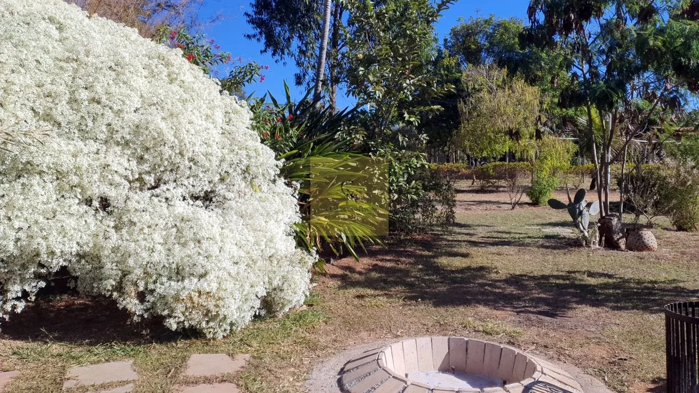 Descubra uma oportunidade única em Sobradinho — uma charmosa chácara-sítio na Ru...