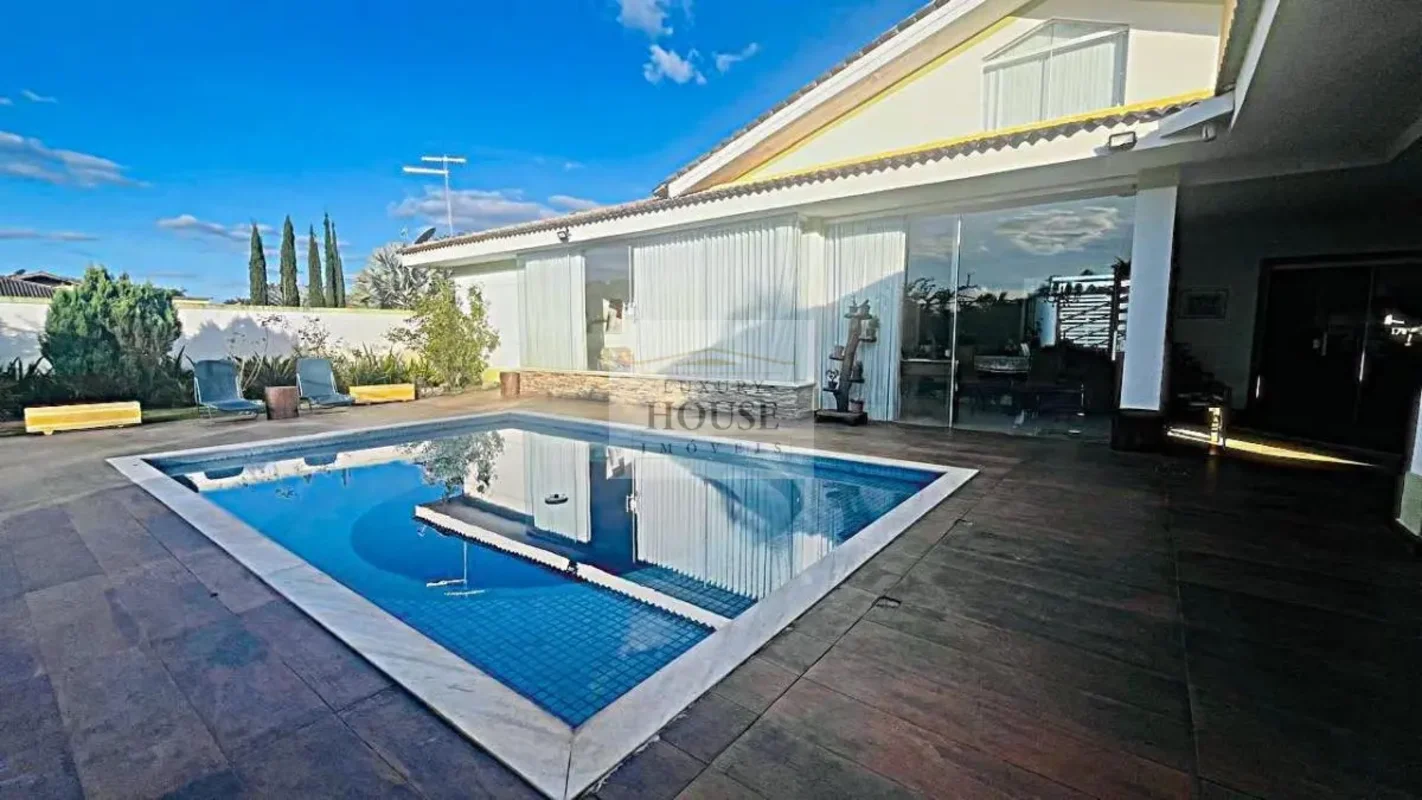 Descubra seu novo lar na melhor localização do Park Way, em Brasília: uma casa s...