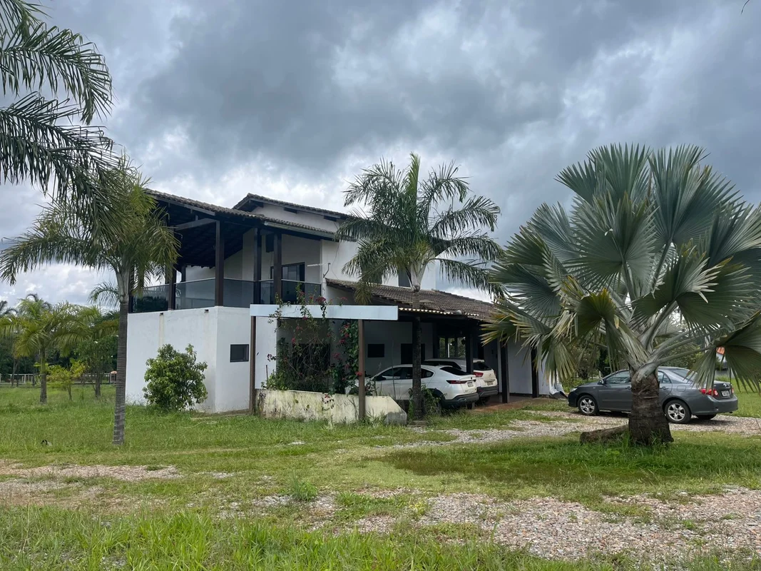 Raridade no mercado, esta casa na zona rural une a serenidade do campo com um es...