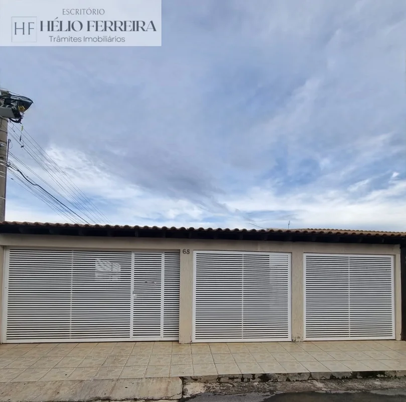 Ótima casa na 14 do Setor Leste, de esquina e em posição poente, conta com: - 3 ...