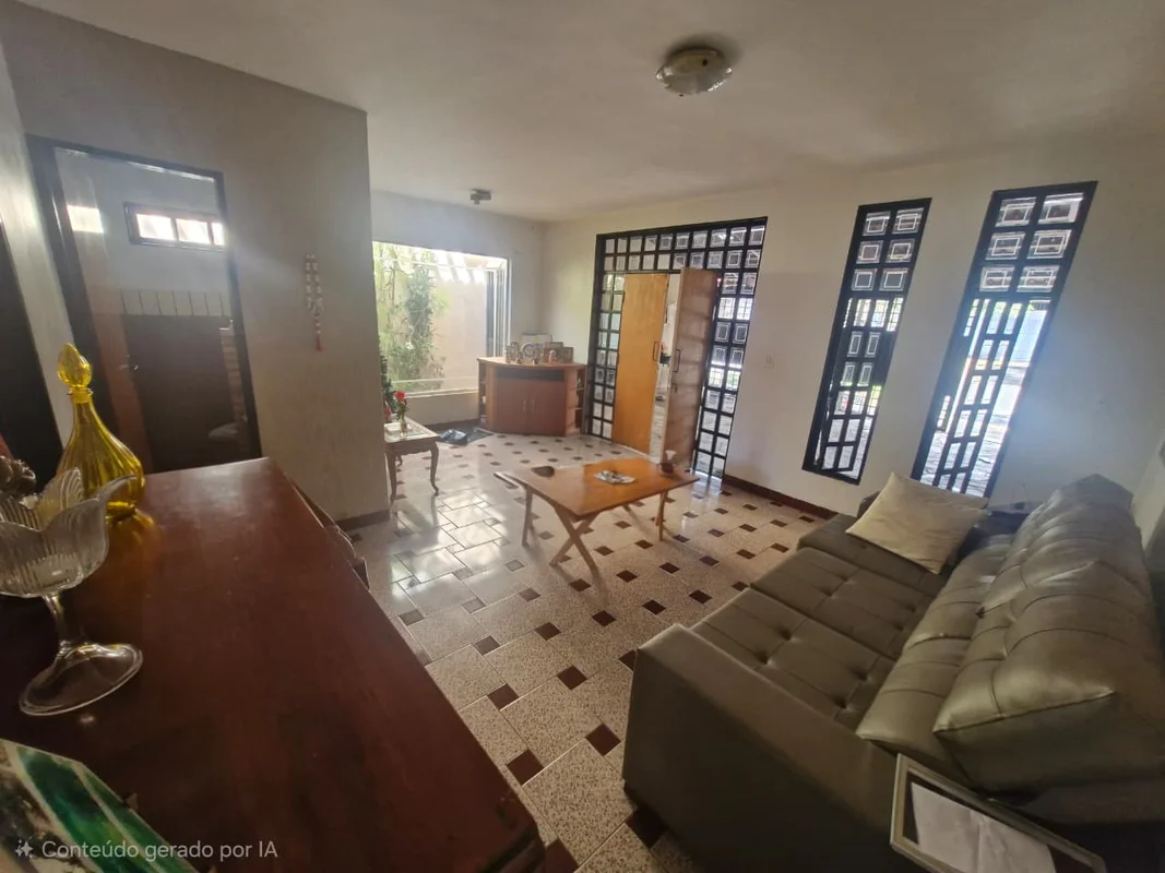 Descubra uma casa moderna e confortável à venda na Rua GB 36, no Jardim Guanabar...