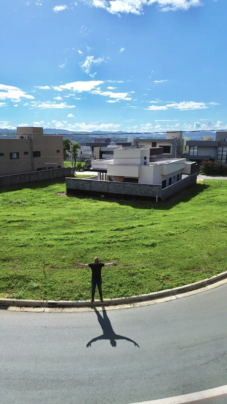 Lote no Villagio Toscana Com uma tipologia incrível, situado em esquina de quadr...