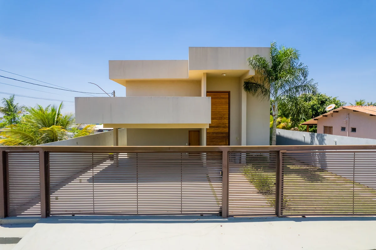 Descubra uma casa mobiliada de 4 dormitórios, com destaque para três suítes ampl...