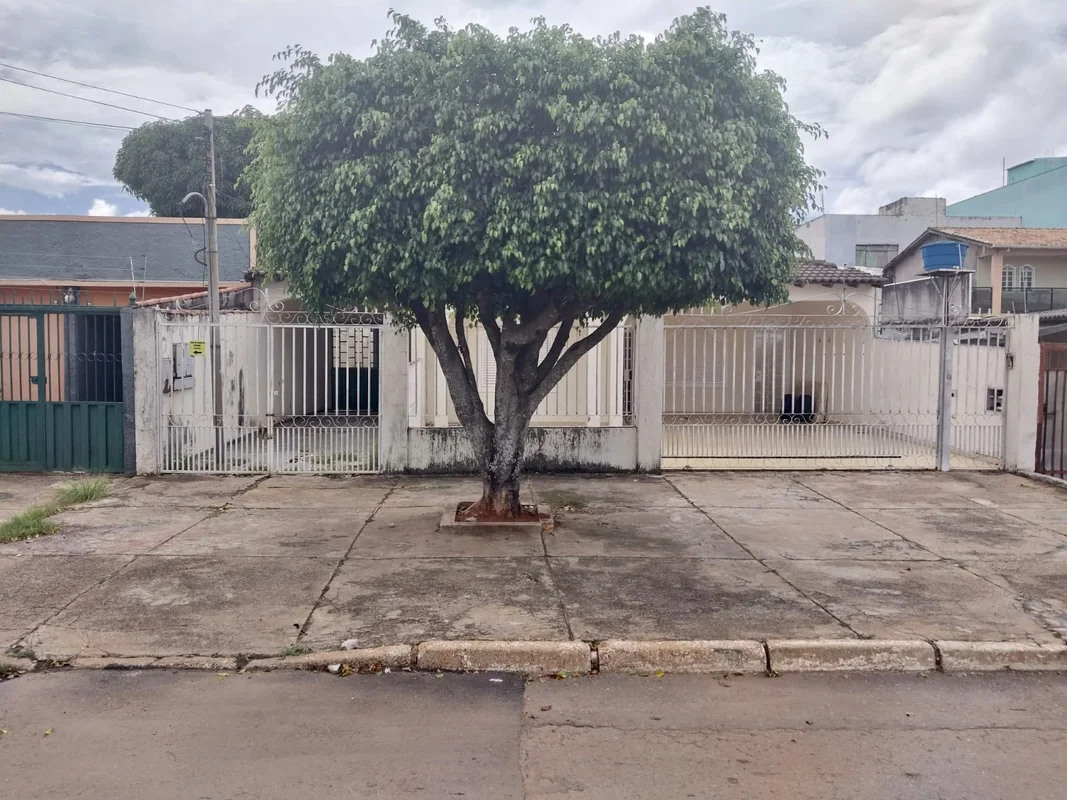 Casa de 03 quartos, sala, cozinha, 02 banheiros, área de serviço e garagem.Ótima...