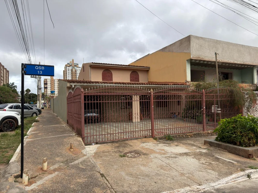 Malta Imóveis apresenta: - Casa de Esquina com aproximadamente 450m² disposta da...