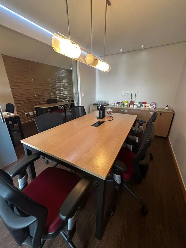 Sala no Executive Office Tower com 01 vaga de garagem,.Duas salas conjugadas com...