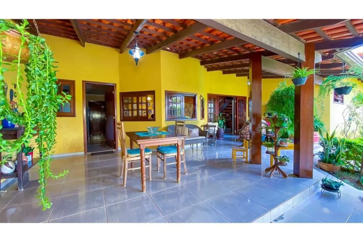 Apresentamos uma casa pronta para morar, que reúne espaço, conforto e uma arquit...