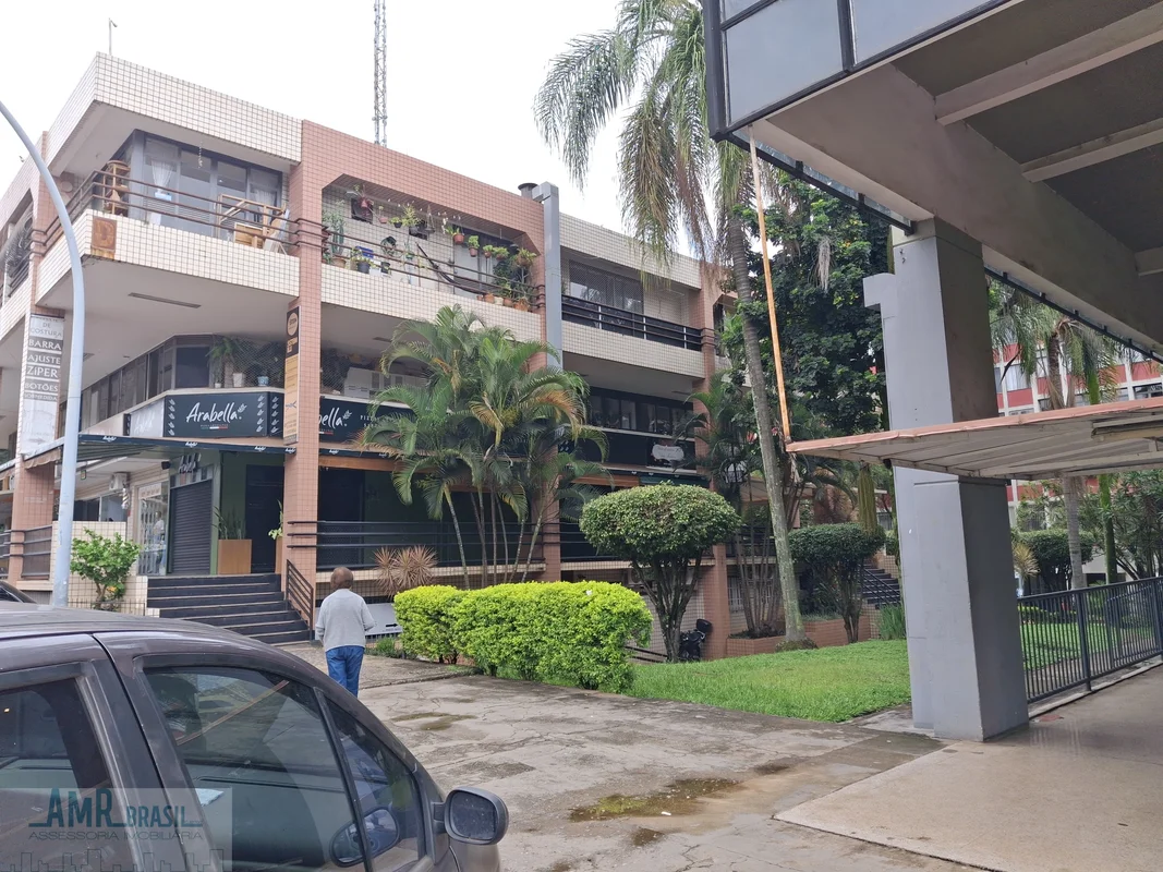 AMRBRASIL, VENDE LOJA DE FUNDO COM FRENTE PARA AREA RESIDENCIAL COMPOSTA DE PISO...