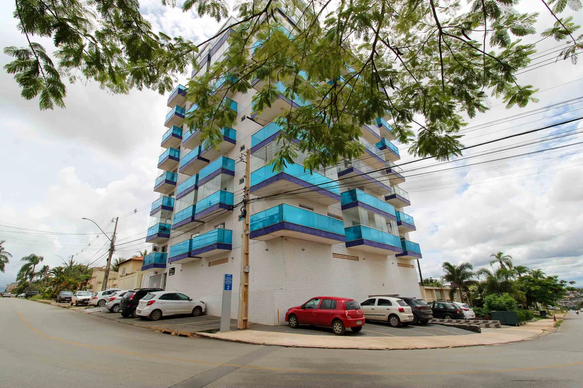 Apresentamos este excelente apartamento reformado na SHVP Quadra 08, que une con...