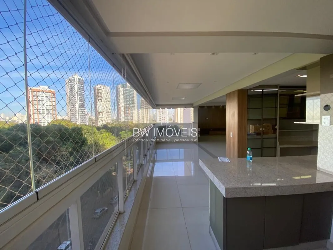 Apartamento de Novela, debruçado sobre o Parque Flamboyant, num condomínio que é...