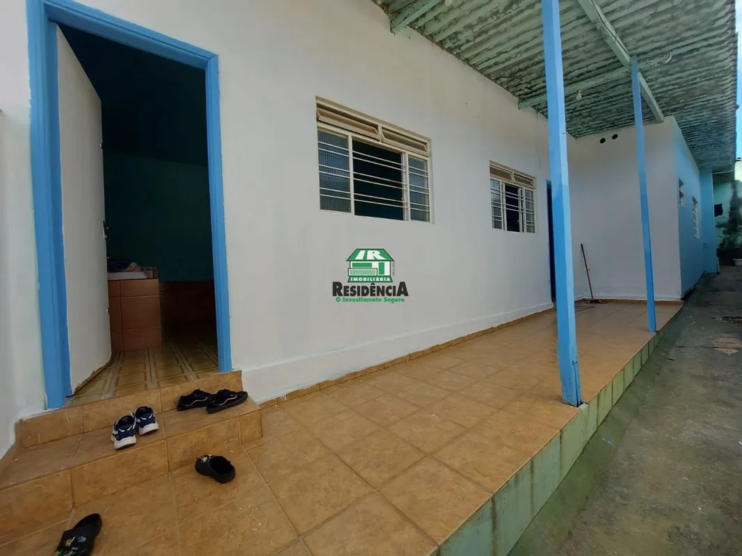 Área lote: 257 m². Frente para pista principal. 1 quarto com suíte Banheiro soci...